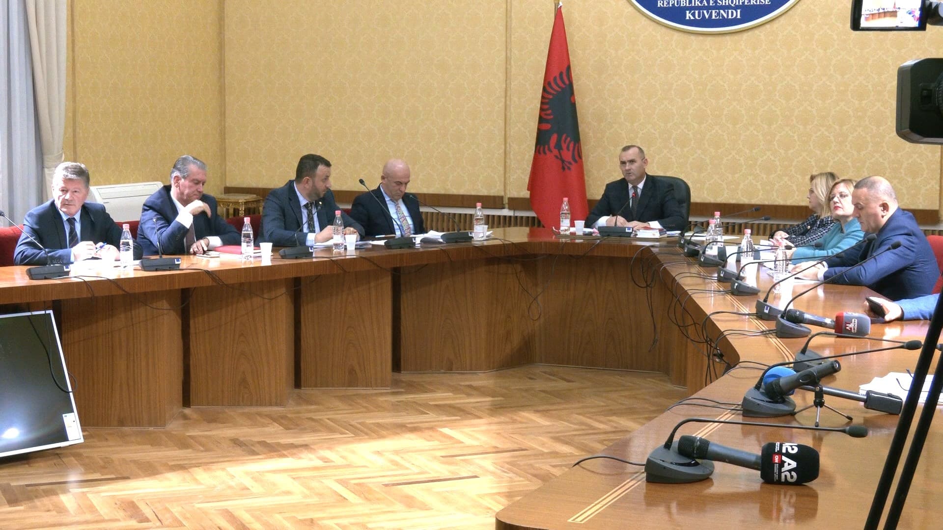 56 deputetë kërkojnë hetim të Presidentit për Marsida Xhaferllarin/ Ironizon Meta: Nuk kam punë me dele-deputetët