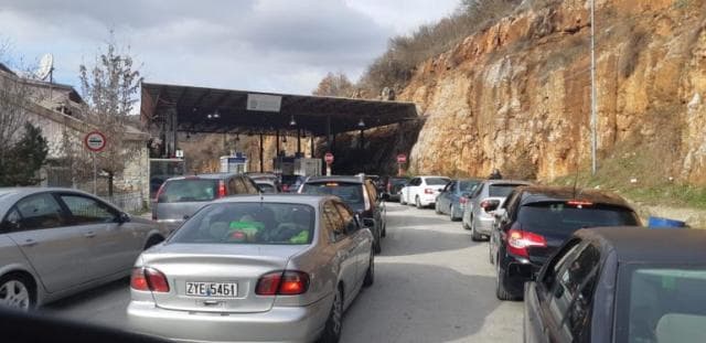 Radhët në Kapshticë/ Ministria: Kufizimet nuk ndryshojnë deri më 15 Shtator