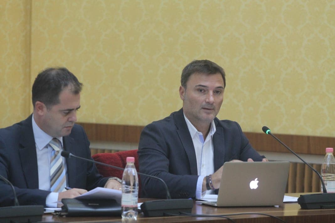 Nisma e opozitës për vetingun në politikë shqyrtohet në Kuvend