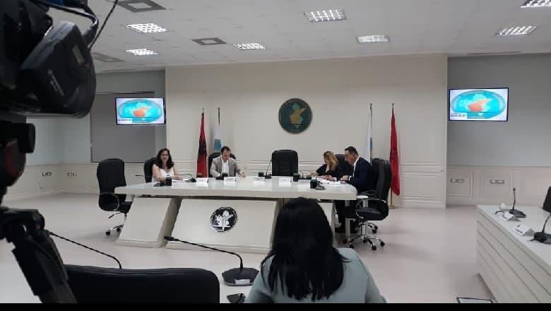Pas refuzimit të dekretit të Metës, merren në mbrojtje pesë anëtarët e KQZ