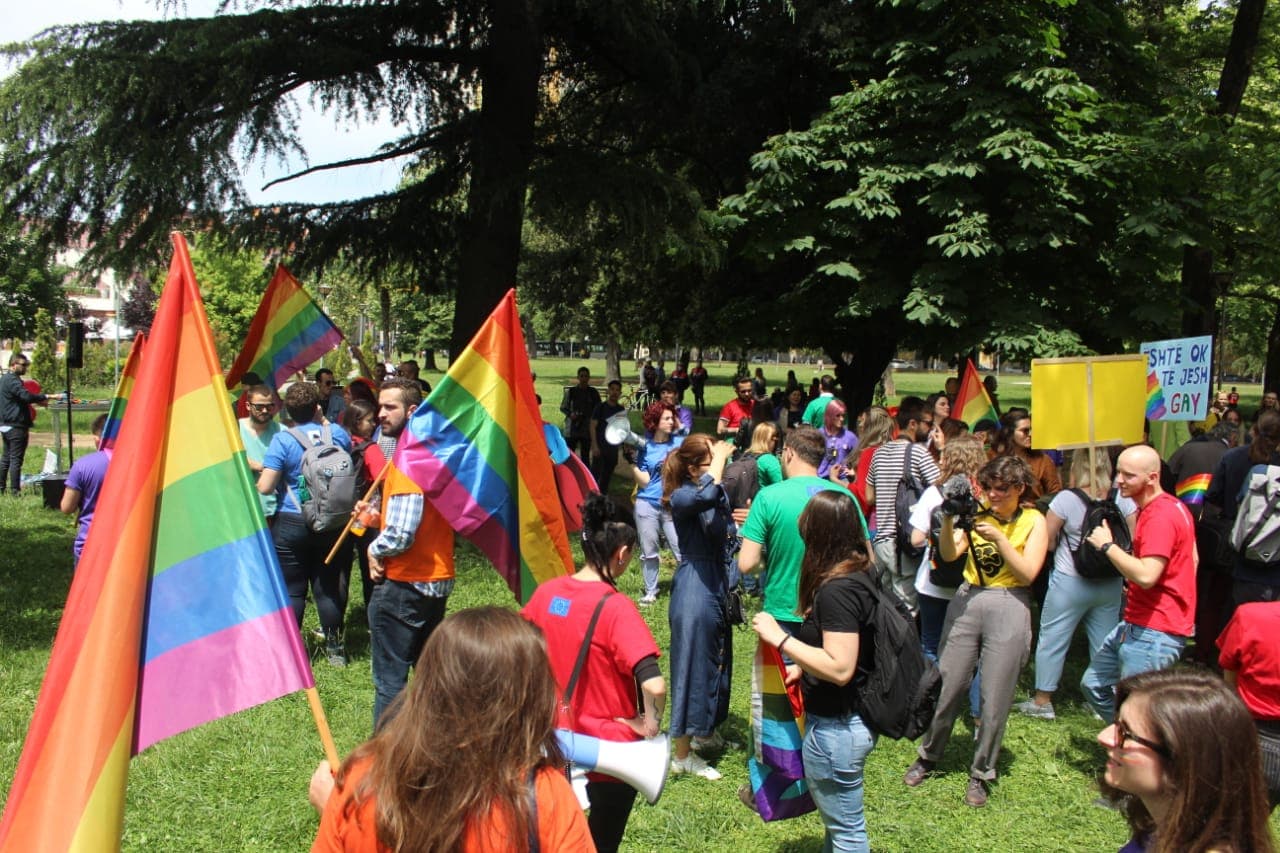 Komuniteti LGBTI mban “paradën e krenarisë” në Tiranë (VIDEO)