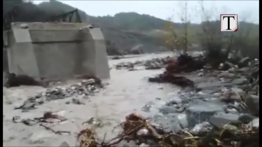 Lumenjtë marrin me vete edhe urat (VIDEO)