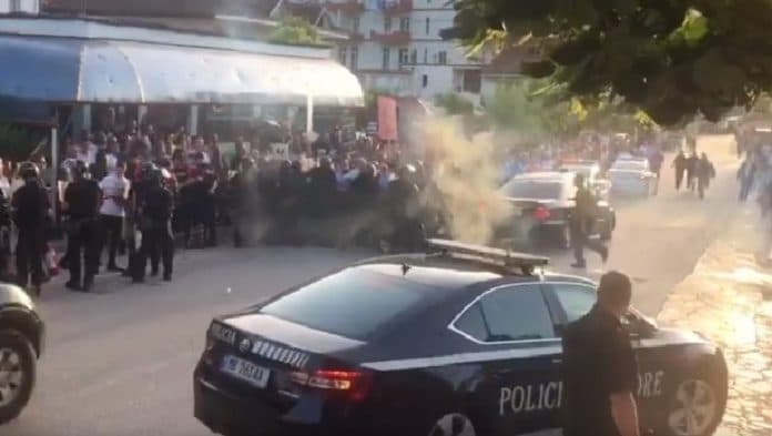 I bllokuan rrugën Ramës, policia arreston 7 persona në Librazhd