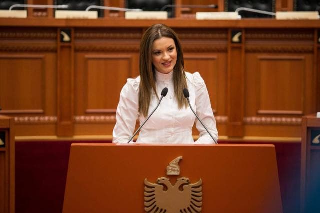 Zv.ministrja e Arsimit dorëhiqet pasi iu ndalua hyrja në SHBA