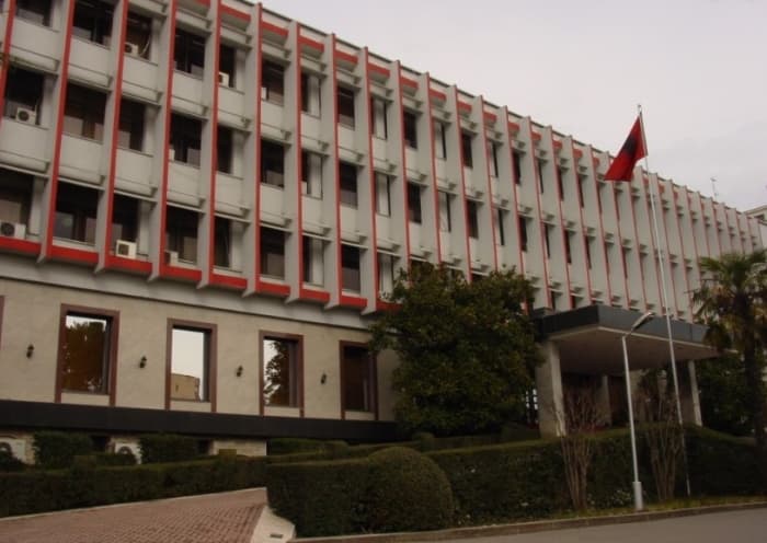Ministria e Jashtme thirrje gazetarëve: Dorëzoni pasaportat e shërbimit