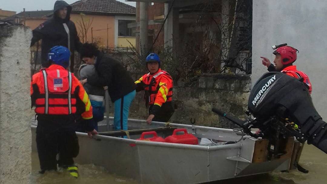 Përmbytjet /30 banorë në Fushë-Krujë shpëtohen me varka nga Emergjencat Civile