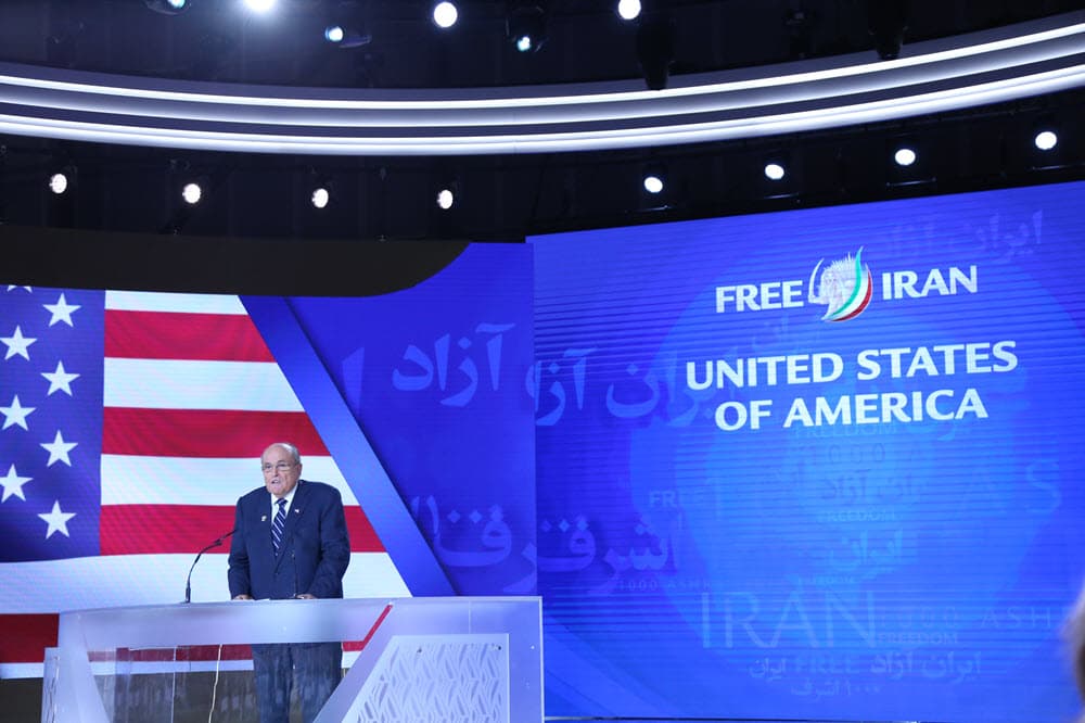 Avokati i Trump në Manzë, mbështetje për Organizatën MEK (VIDEO)