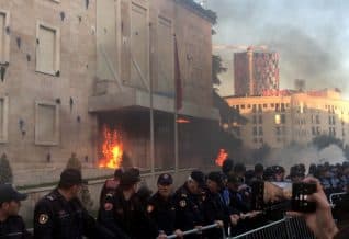  6 orët e protestës, gaz lotsjellës, bomba molotov dhe përplasje me policinë (VIDEO)