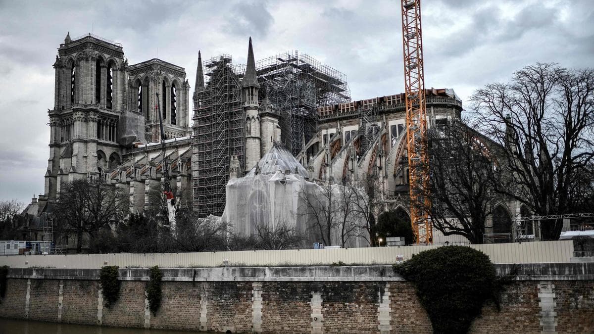 Restaurimi i Notre-Dame në fazë të rrezikshme