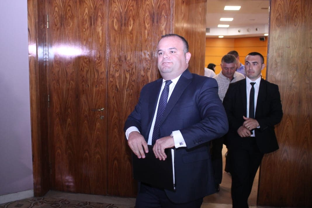 Shkarkohet nga detyra anëtari i KLP, Gentian Osmani (VIDEO)