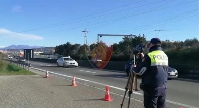 Shpejtësi mbi normat dhe alkool, policia pezullon 62 leje drejtimi (VIDEO)