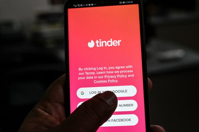 Përdoruesit e Tinder mund të kontrollojnë të kaluarën e dikujt që pëlqejnë, para se ta takojnë!