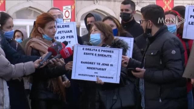 Banorët kërkojnë leje të futen në pallat (VIDEO)