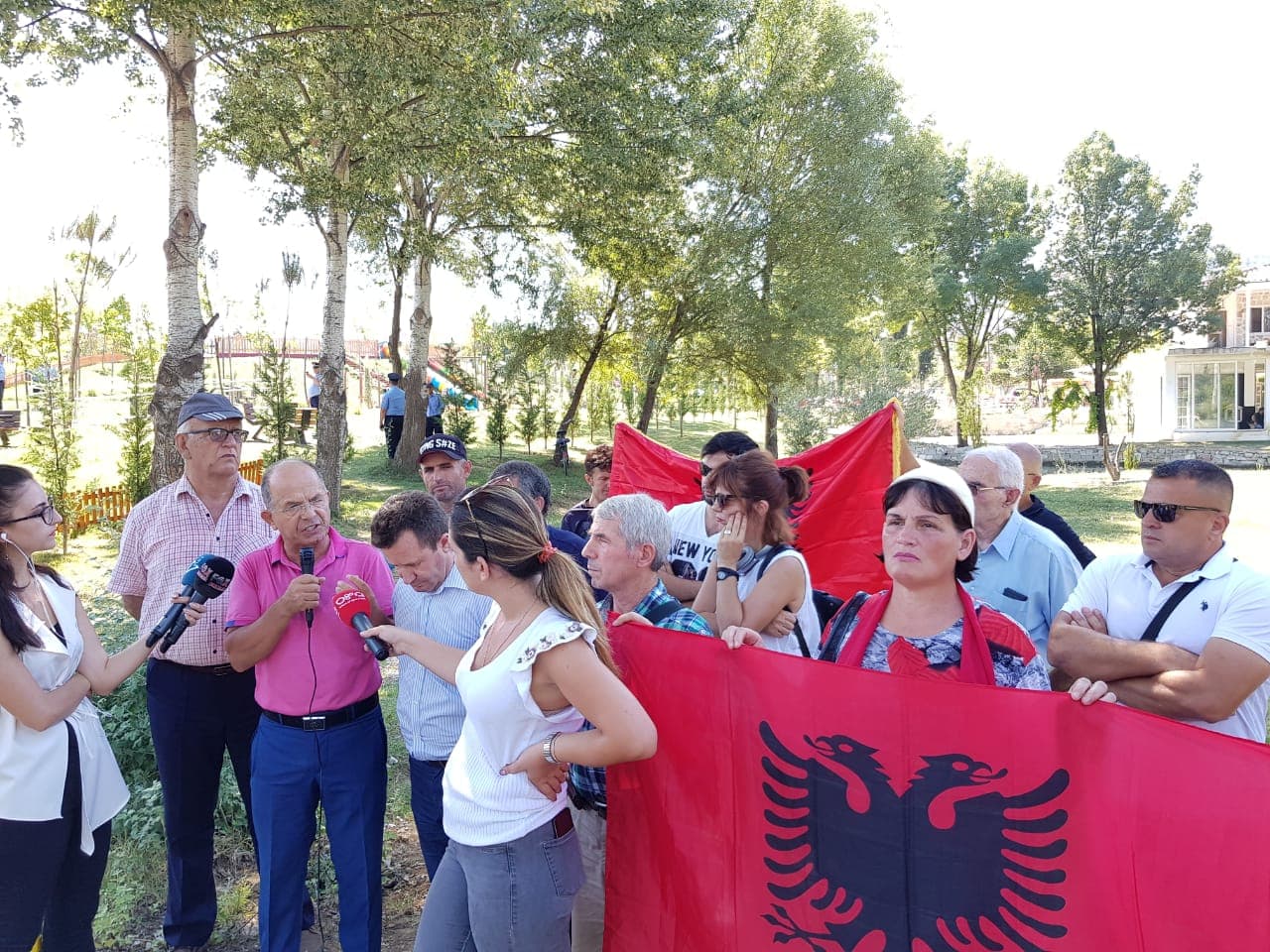    Policia përplaset me disa protestues te memoriali turk