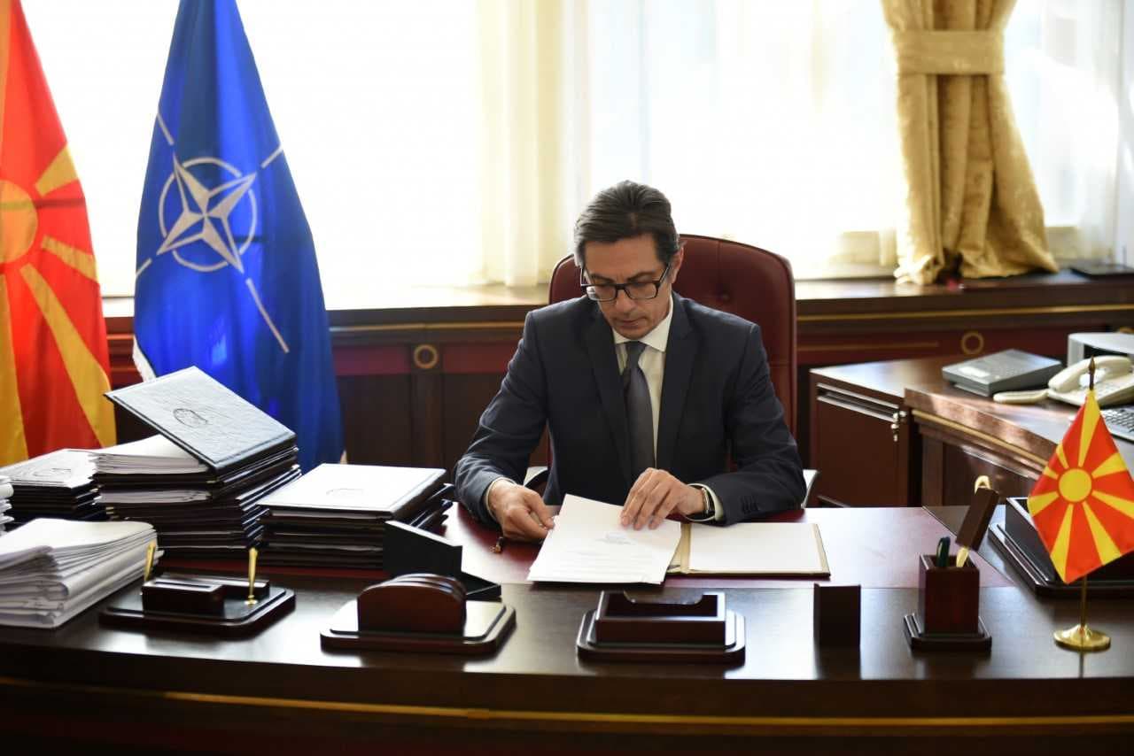 Pendarovski nënshkruan 21 ligjet që kishte refuzuar Ivanovi