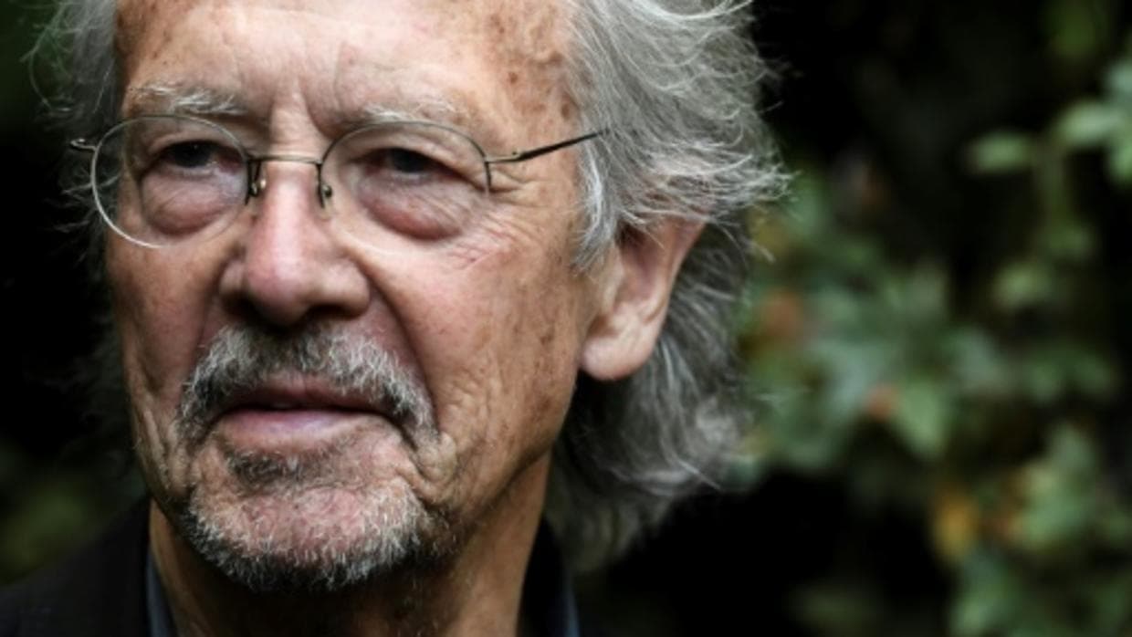 Nobelisti Handke iu përgjigjet kritikëve: Lexoni më parë krijimet e mia (VIDEO)