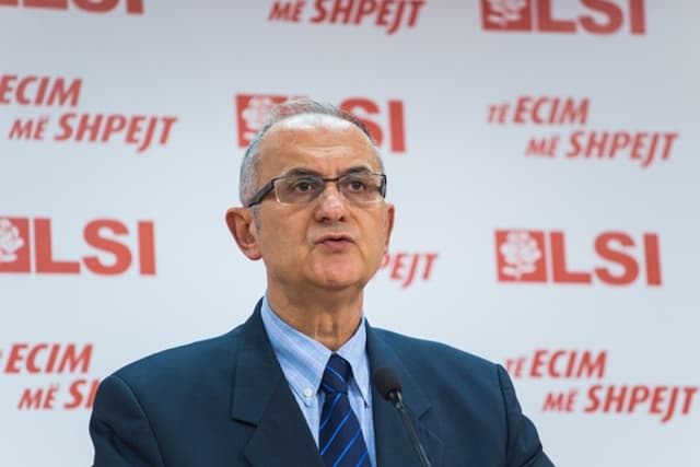 Vasili: Qeveria ndryshoi kushtetutën brenda natës dhe s’ka kohë për futbollin