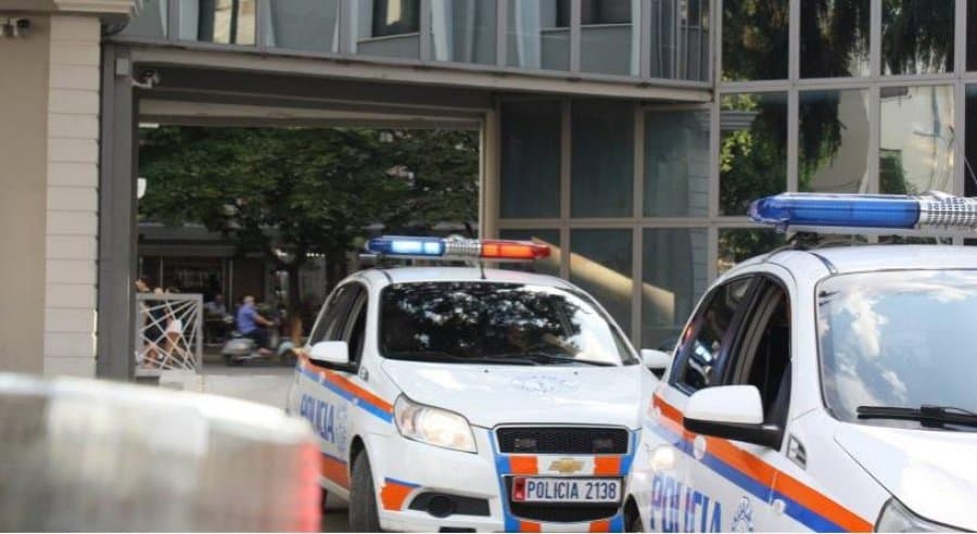 Abuzuan me ndihmat për të prekurit nga tërmeti, në pranga 2 policë dhe 1 zjarrfikës
