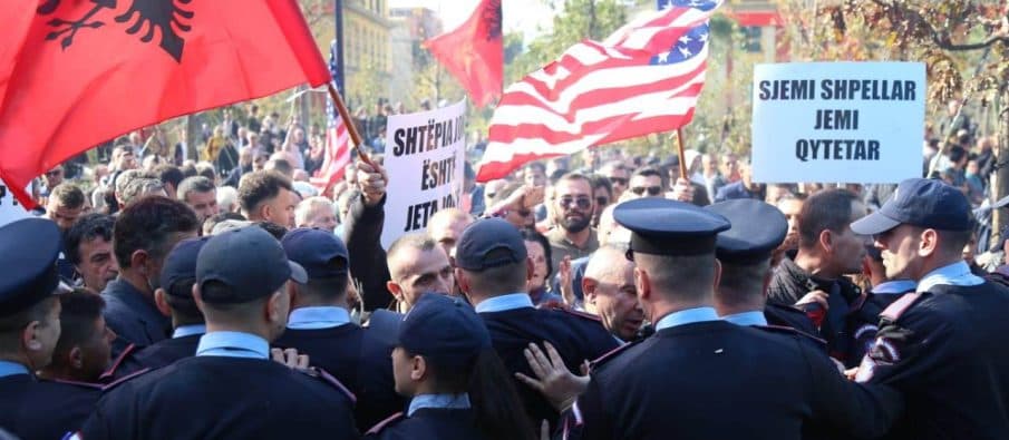 Banorët e Unazës së Re protestojnë sërish, përplasje me Policinë Bashkiake