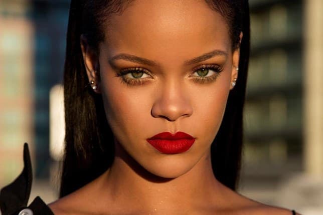 Rihanna, këngëtarja më e pasur në botë (FOTO)