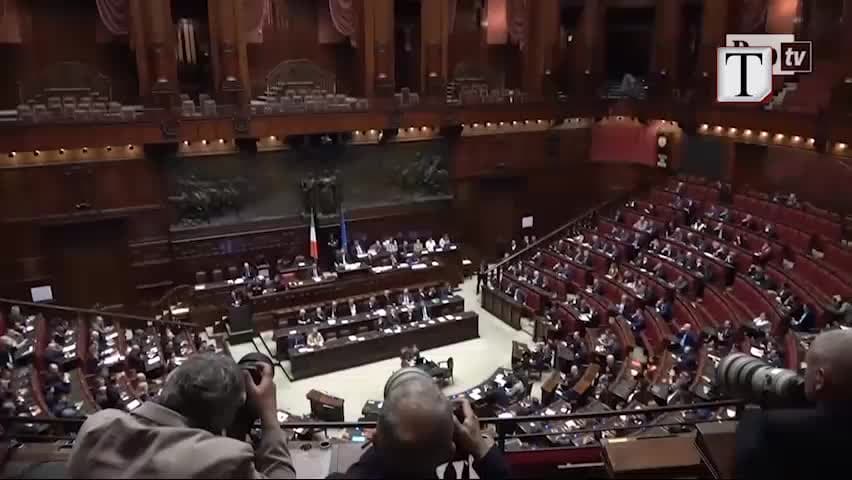 Rusia ndan në mes parlamentin italian (VIDEO)