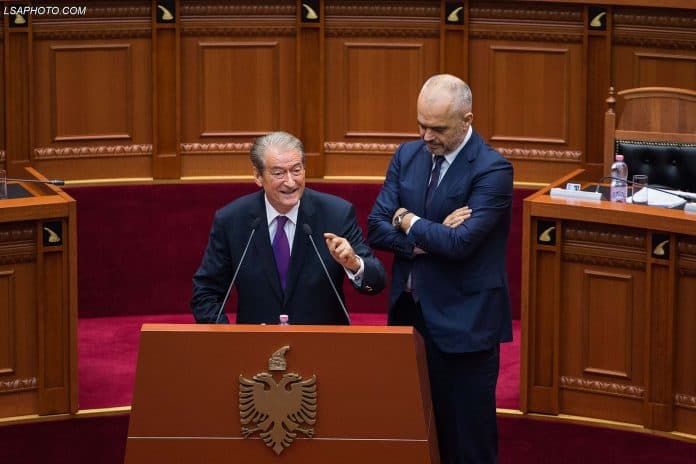 Rama reagon për “këmishën 23 mijë dollarë”: Sali, shihemi në gjyq