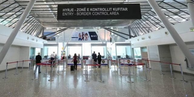 Nuk u karantinuan pasi erdhën nga Britania e Madhe, gjobiten 6 emigrantë