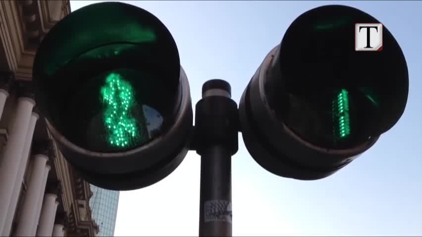 Mini-reforma e kodit rrugor në Itali, semaforë me kohëmatës (VIDEO)