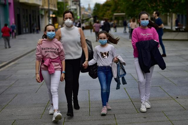 OBSH nxjerr masa të reja për COVID-19: Edhe fëmijët nga 12 vjeç duhet të mbajnë maskë