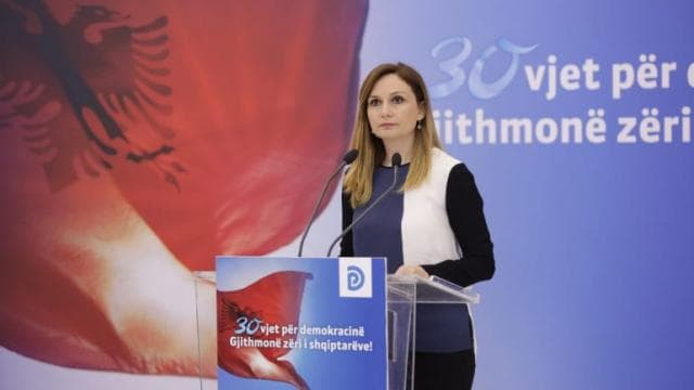  Tabaku i përgjigjet Ramës: Sa herë dështon, shpall ndërtimet imagjinare të porteve dhe aeroporteve