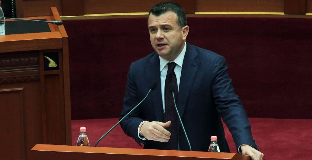 Maxhoranca pezullon paketën antishpifje