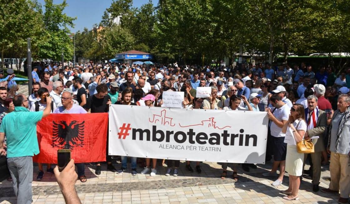 Protesta për teatrin, artistët: Mos votoni projektligjin (VIDEO)