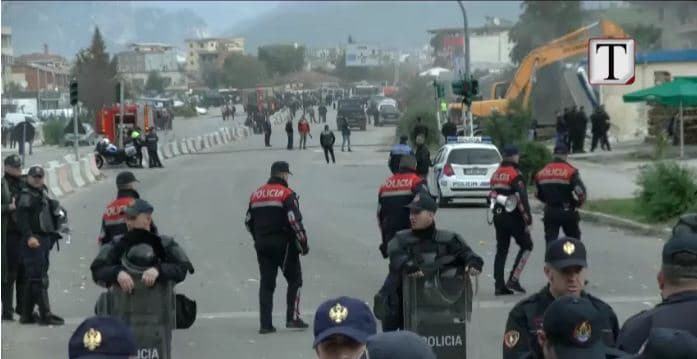 IKMT-ja nis shembjen e objekteve në Unazën e Re, banorët përplasen me policinë (VIDEO)