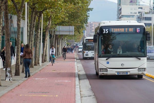Autobusi përplaset me makinën e policisë, lëndohen tri gra