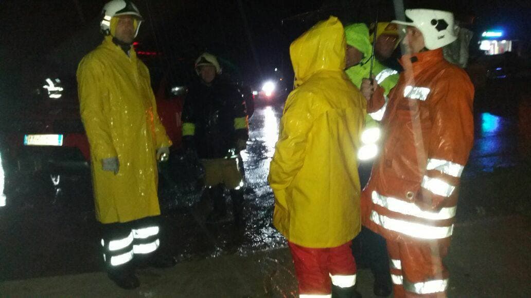 Kamzë, fadroma dhe ushtria evakuojnë 13 persona mes tyre 5 fëmijë