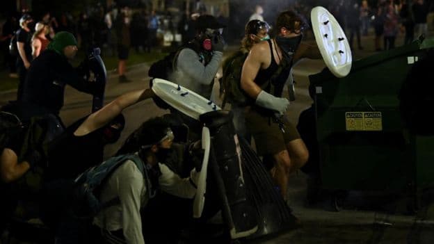 Dy të vdekur dhe 1 i plagosur rëndë, bilancet e ditës së 3 të protestave për Blake në Amerikë