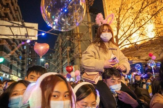 Wuhan, qyteti simbol i pandemisë, vërshon në rrugë për Vit të Ri