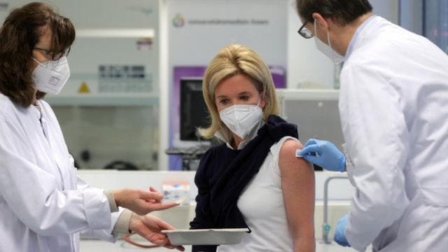 Vaksinat e AstraZeneca, Gjermania kufizon përdorimin për personat mbi 65 vjeç