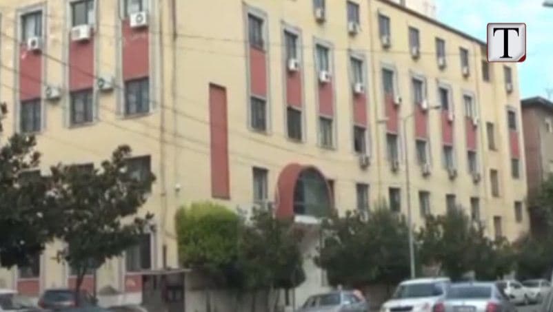 Abuzimi me 14-vjeçaren, “arrest me burg” për 7 adoleshentët e akuzuar (VIDEO)