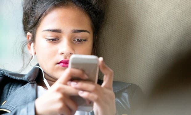 Studimi /Adoleshentët braktisin Facebook, kryesojnë YouTube, Instagram dhe Snapchat