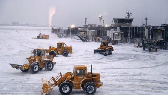SHBA/ Stuhia “ngrin” aeroportet, anulime dhe vonesa në fluturime