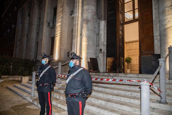 Rikthimi i masave të rrepta/ I vihet flaka hyrjes së Institutit të Shëndetit Publik në Romë