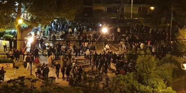 Greqi/ 300 të rinj mblidhen të festojnë dhe sulmojnë policinë