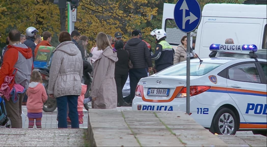 Makina përplas këmbësoren në Tiranë
