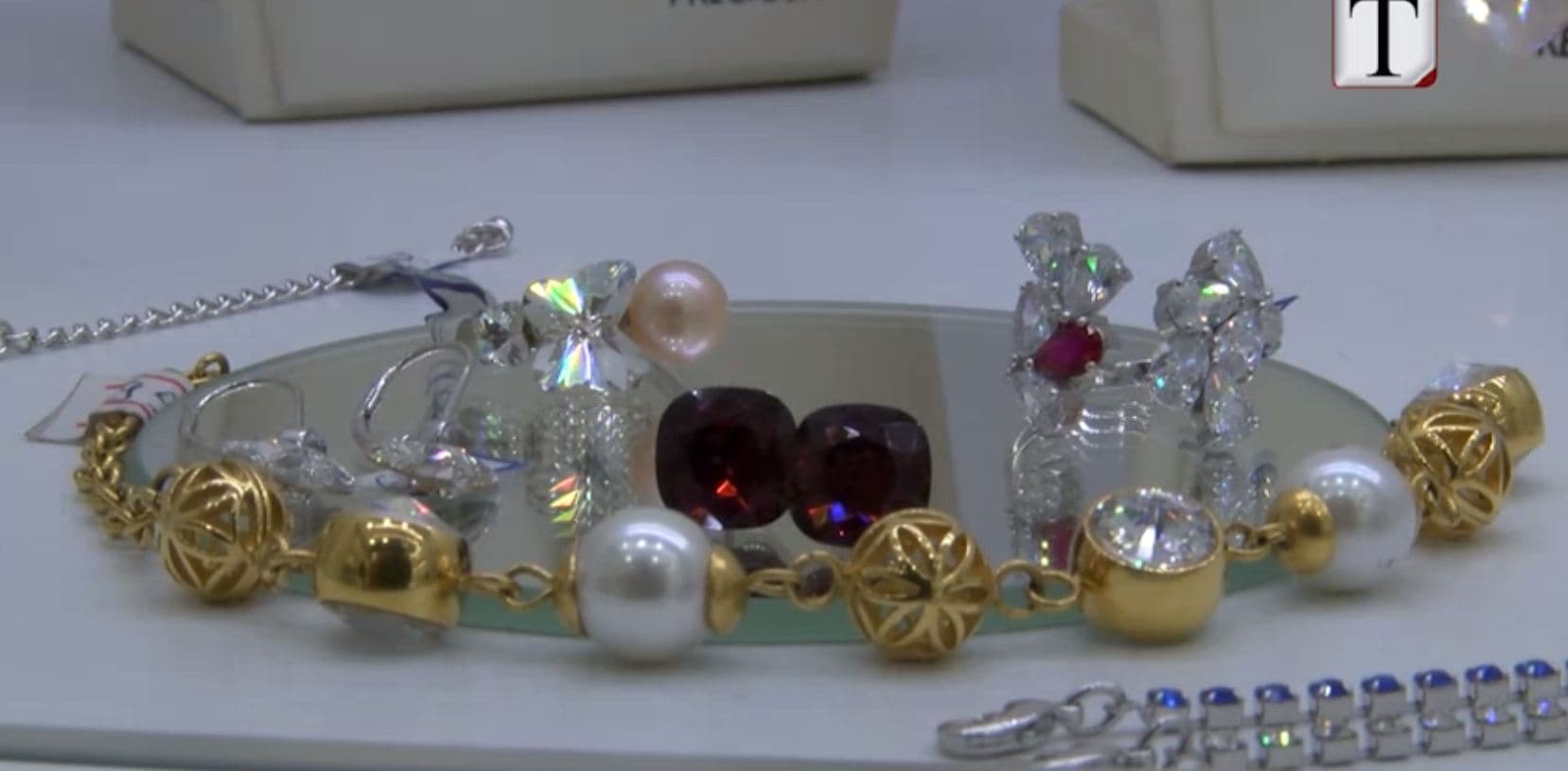 Risia e këtij sezoni, aksesorë shumëngjyrësh dhe elegantë (VIDEO)