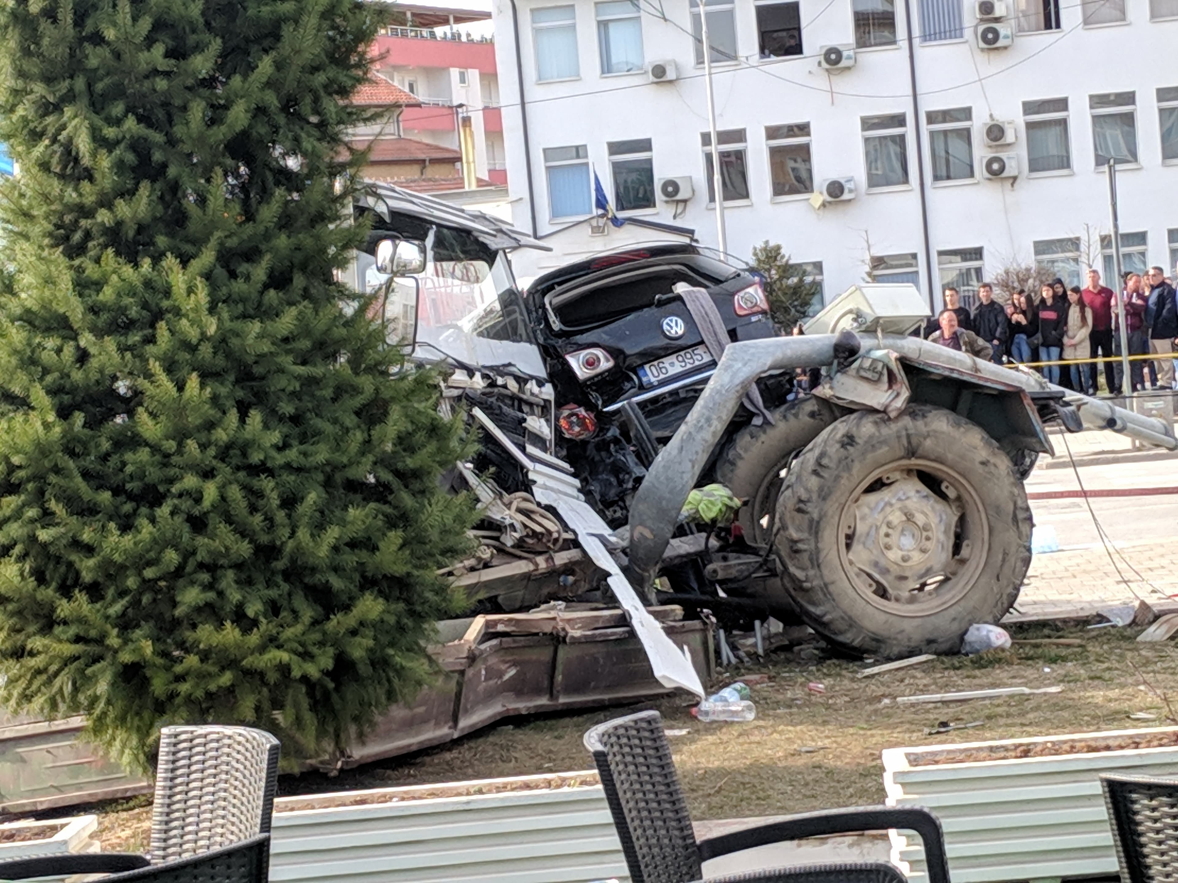 Aksident i rëndë në Gjilan, 1 i vdekur dhe mbi 20 të plagosur (VIDEO)