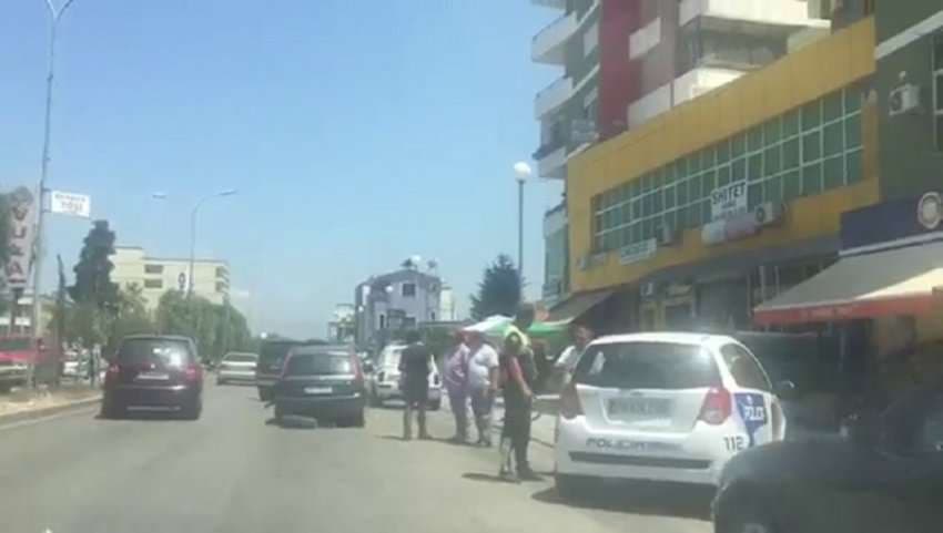 Aksident në Durrës, makina hyn mes këmbësorëve në stacionin e autobusit