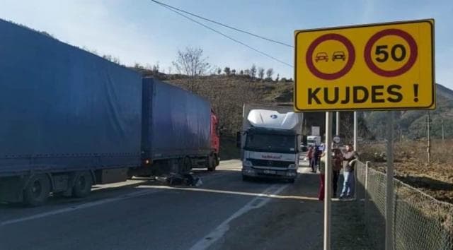 Kamioni përplas motoçikletën në Librazhd, dy të plagosur