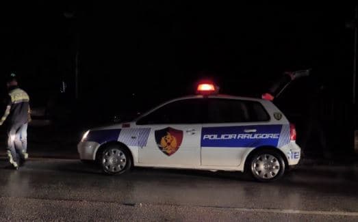 Makina përplas këmbësoren në autostradën Tiranë-Durrës