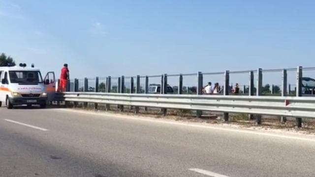 Makina përplaset me trafikndarësen në Fier-Vlorë, plagoset një fëmijë